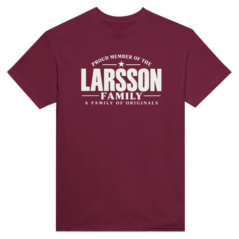 Vinröd t-shirt med texten Larsson – A Family of Originals