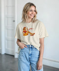 Yummy Pinup på t-shirt, avgränsad form, stark kontrast, vertikal orientering