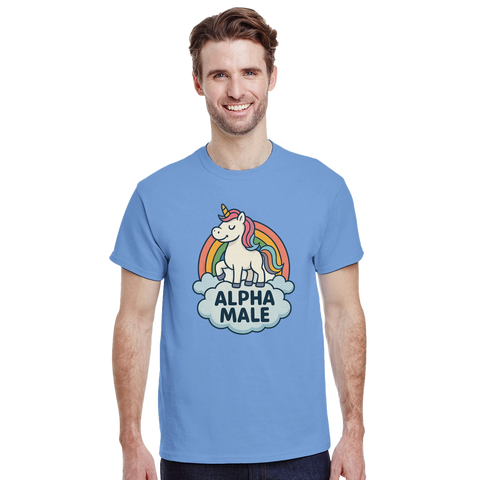 Tecknad enhörning med regnbåge och text "ALPHA MALE" på ljusblå t-shirt.