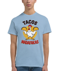 Tecknad kyckling med två tacos och texten "Tacos Madafakas" på en ljusblå t-shirt.