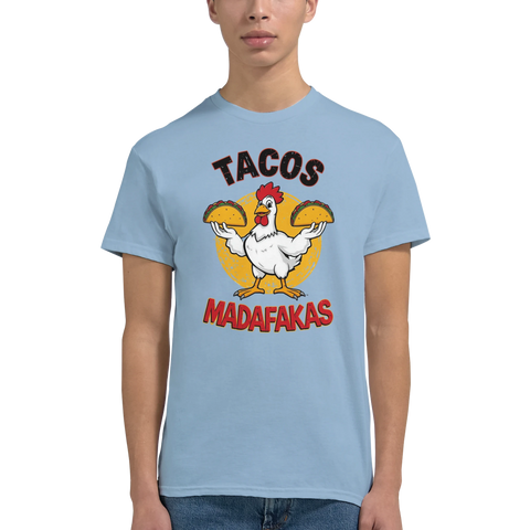 Tecknad kyckling med två tacos och texten "Tacos Madafakas" på en ljusblå t-shirt.