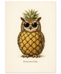 Närbild på en lekfull poster med motiv av en uggle-ananas-hybrid i detaljrik handritad vintage-stil.