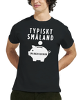 Vitt "Typiskt Småland" text och spargris med "SPARGRISKNOA" på svart t-shirt.