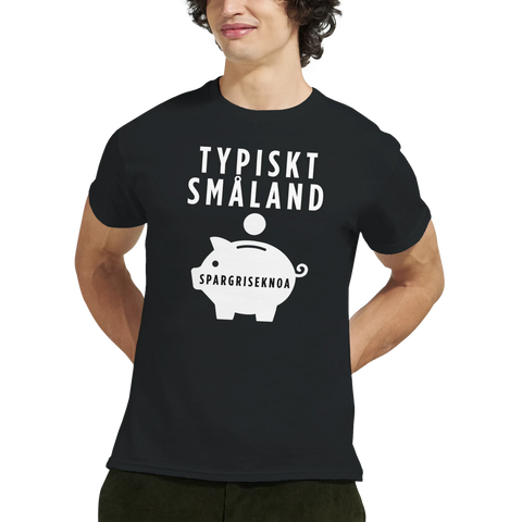 Vitt "Typiskt Småland" text och spargris med "SPARGRISKNOA" på svart t-shirt.