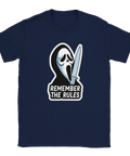 Scream Ghostface-mask med kniv & text "REMEMBER THE RULES" på marinblå t-shirt.