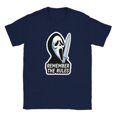 Scream Ghostface-mask med kniv & text "REMEMBER THE RULES" på marinblå t-shirt.