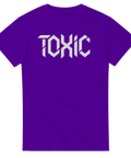 Lila t-shirt med vitt Toxic-tryck i kantig grafisk stil