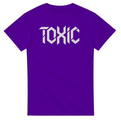 Lila t-shirt med vitt Toxic-tryck i kantig grafisk stil
