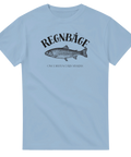 Ljusblå t-shirt med ett tryck av en regnbåge som fisk, texten "REGNBÅGE" böjt över fisken och "ONCORHYNCHUS MYKISS" under.