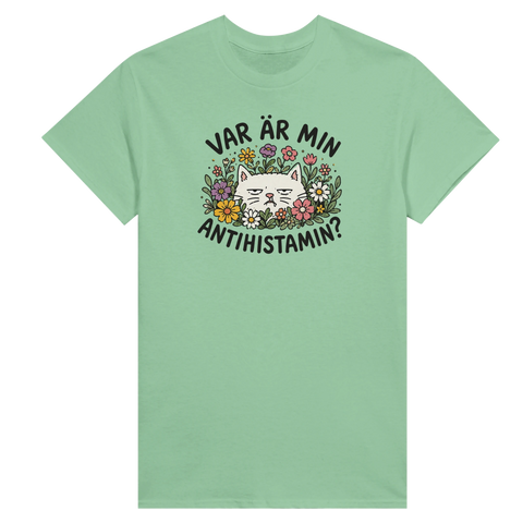 Söt men irriterad vit katt omgiven av vårblommor – t-shirt med attityd