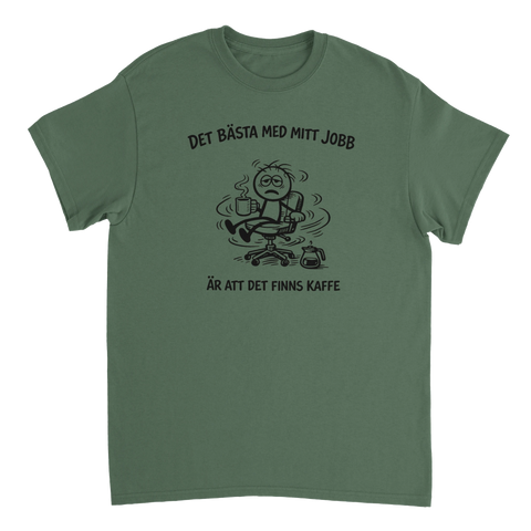 Grafiskt motiv med kaffetema och humoristiskt budskap om arbetslivet – t-shirt