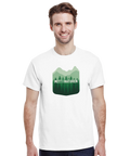 Man i vit t-shirt med ett naturnära och grafiskt skogsmotiv