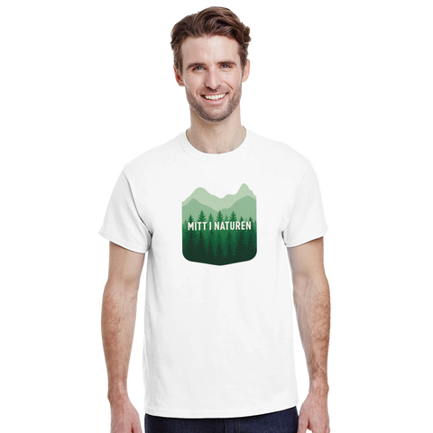 Man i vit t-shirt med ett naturnära och grafiskt skogsmotiv