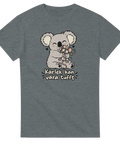 Mörkgrå t-shirt med en koala som kramar en mus och texten Kärlek kan vara tufft.