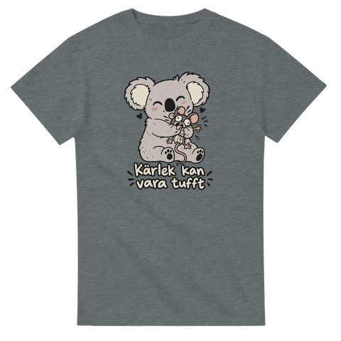 Mörkgrå t-shirt med en koala som kramar en mus och texten Kärlek kan vara tufft.