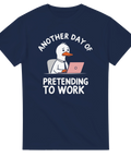 Illustration av en anka i slips vid en dator – rolig t-shirt för kontoret
