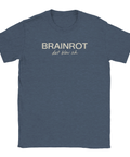 Brainrot det blev så" tryck i beige på mörkblå melerad t-shirt.