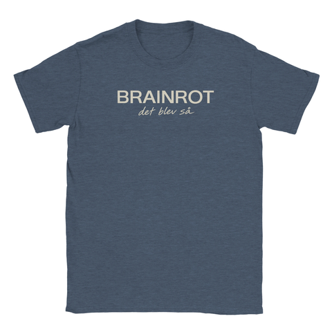 Brainrot det blev så" tryck i beige på mörkblå melerad t-shirt.