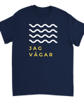 Grafiskt motiv med havsvågor och citatet Jag vågar på en mörkblå t-shirt