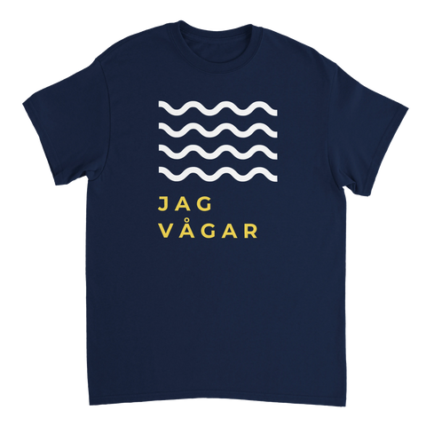 Grafiskt motiv med havsvågor och citatet Jag vågar på en mörkblå t-shirt