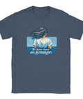 Sommarlandskap med kvinna bakifrån, text "Vi lever bara en sommar", på mörkblå t-shirt.