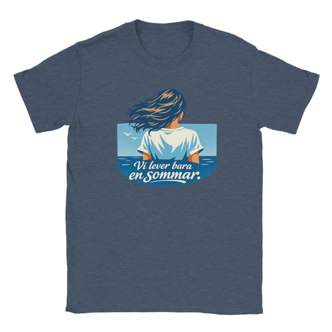 Sommarlandskap med kvinna bakifrån, text "Vi lever bara en sommar", på mörkblå t-shirt.