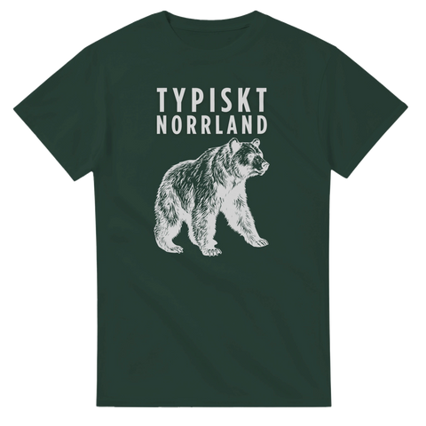 Grafisk illustration av en björn med texten Typiskt Norrland på en mörkgrön t-shirt