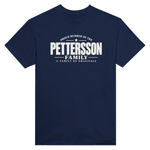 Marinblå t-shirt med texten Pettersson – A Family of Originals