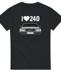 Svart t-shirt med vitt tryck föreställande en legendarisk Volvo 240