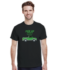 Man som bär en svart t-shirt med ett grönt bilmotiv och texten Pick Up Man