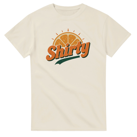 Klassisk t-shirt i off-white med vintageinspirerad Shirty Orange-design