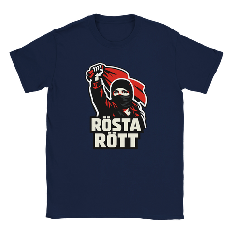 Maskerad figur med röd flagga och texten "RÖSTA RÖTT" på marinblå t-shirt, politiskt motiv.