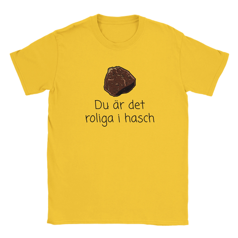 Gul t-shirt med grafiskt motiv av en brun bit hasch och lekfull textdesign