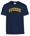College-inspirerat Sverige-tryck i gult på marinblå barntröja