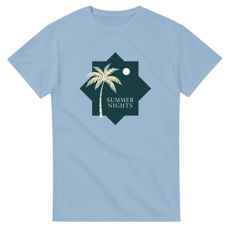Palm tree och fullmåne i mörkblå ram, text "SUMMER NIGHTS" på ljusblå t-shirt.