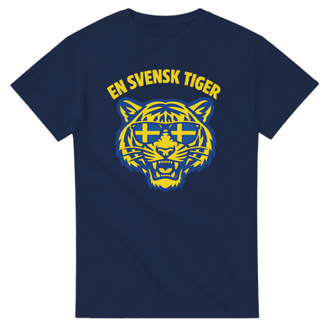 Blågult tryck av en tiger med texten En svensk tiger – grafisk t-shirt