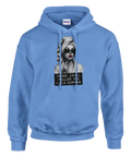 Marilyn Monroe-inspirerad kvinna med solglasögon, rött läppstift, text "Ingen jävel kallar mig lilla gumman" på ljusblå ho...