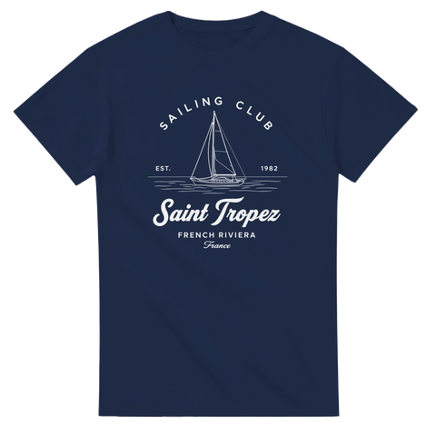 Saint Tropez Sailing Club-tryck med segelbåt, text, på marinblå t-shirt.
