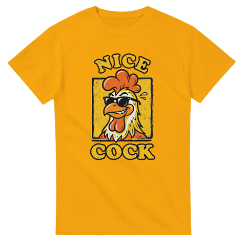 Meme-inspirerad grafik med en cool tupp och text på en gul t-shirt