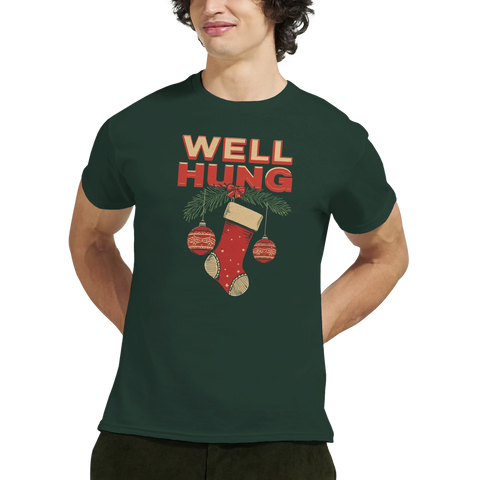 Well Hung" julstrumpa med granris och julkulor på mörkgrön t-shirt.