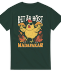 Kaxig kyckling som håller i svampar bland höstlöv – t-shirt med humor