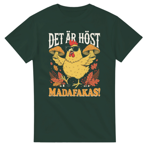 Kaxig kyckling som håller i svampar bland höstlöv – t-shirt med humor