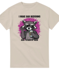 Beige t-shirt med humoristiskt tryck av en tvättbjörn som dricker läsk