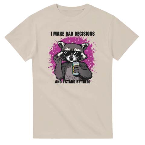 Beige t-shirt med humoristiskt tryck av en tvättbjörn som dricker läsk