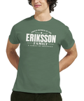 Modell i olivgrön t-shirt med texten Eriksson – A Family of Originals