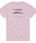 Grafiskt fiskmotiv med texten Makrill på en ljusrosa t-shirt
