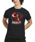 T-shirt med uttrycksfull statement-design och röd grafik på modell