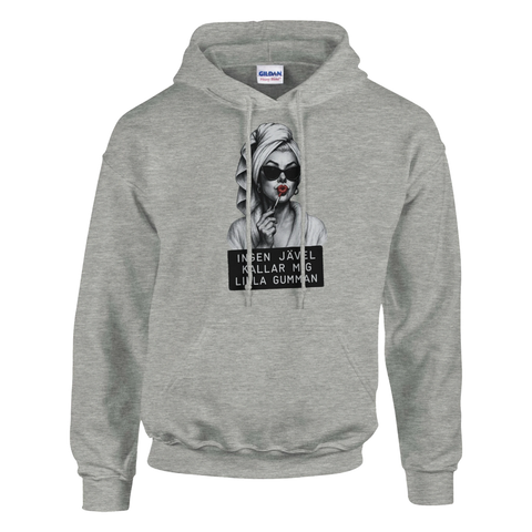 Marilyn Monroe-inspirerad kvinna med solglasögon, rött läppstift och texten "Ingen jävel kallar mig lilla gumman" på grå h...