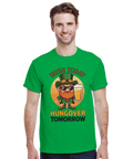 Grön t-shirt med tecknad irländsk pyssling i solglasögon, håller öl, text "Irish Today Hungover Tomorrow".
