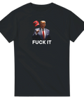 Satirisk illustration av Donald Trump som kastar sin röda keps – svart t-shirt